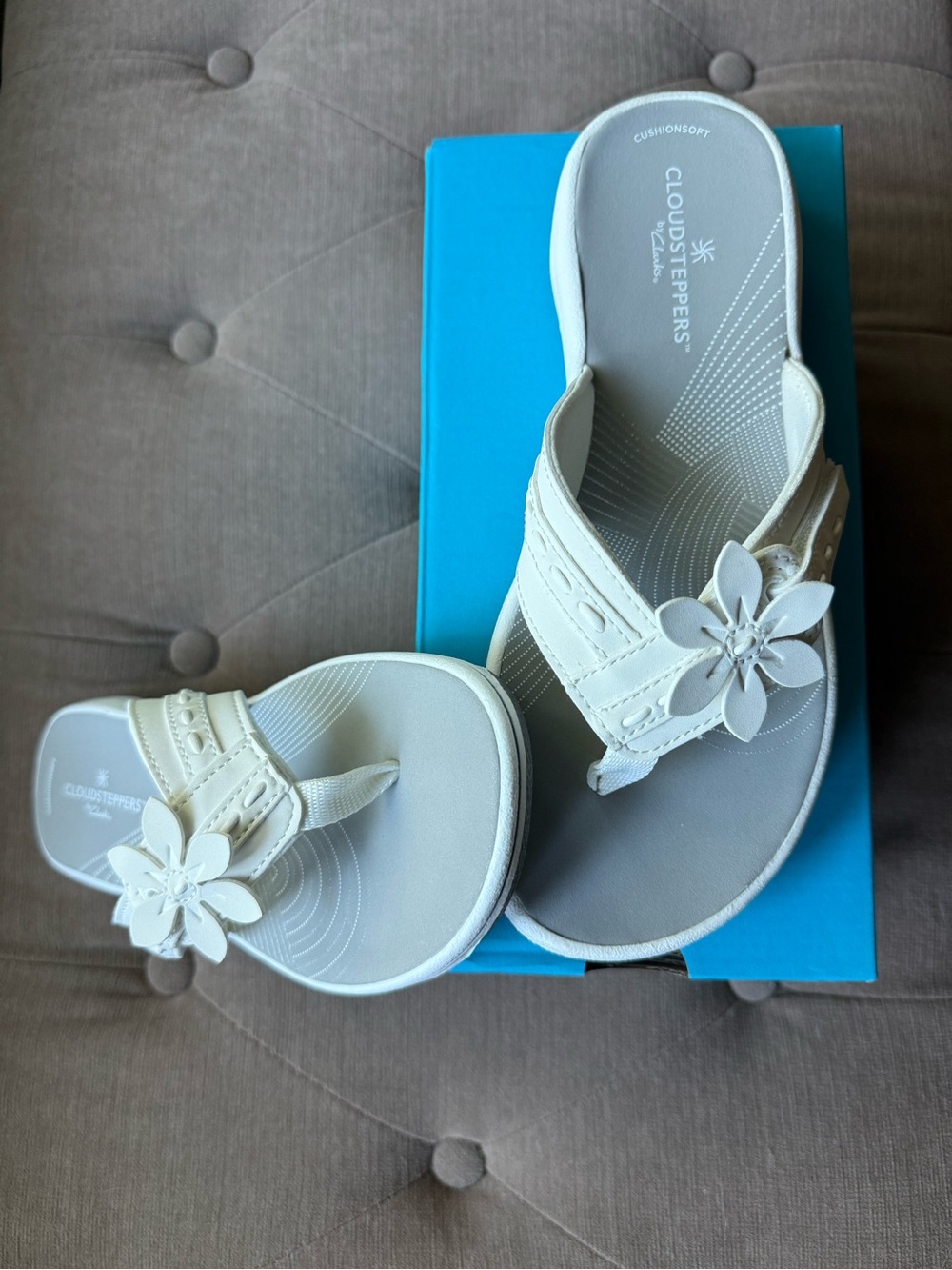 Clarks Women's White Floral Thong Sandals